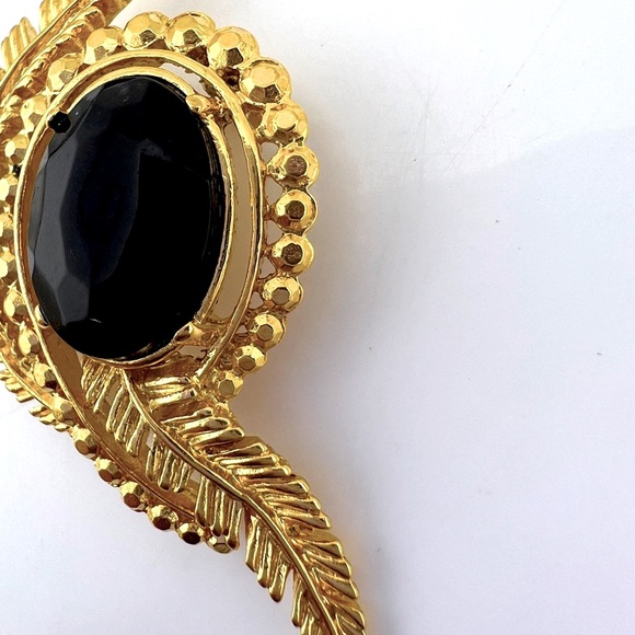 Vintage Trifari Gold Toned and Black Rhinestone Leaf Brooch - Picture 3 of 7